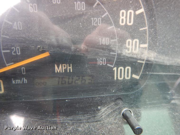 image for item DC8745 2004 Isuzu NPR box truck