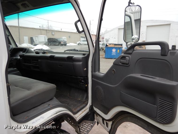 image for item DC8745 2004 Isuzu NPR box truck