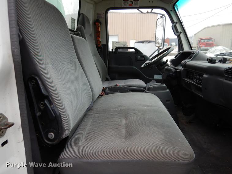 image for item DC8745 2004 Isuzu NPR box truck