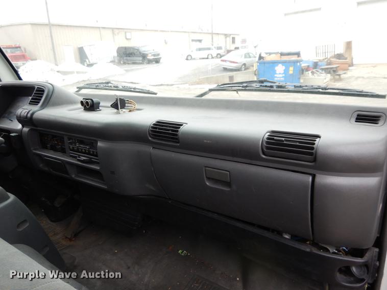 image for item DC8745 2004 Isuzu NPR box truck