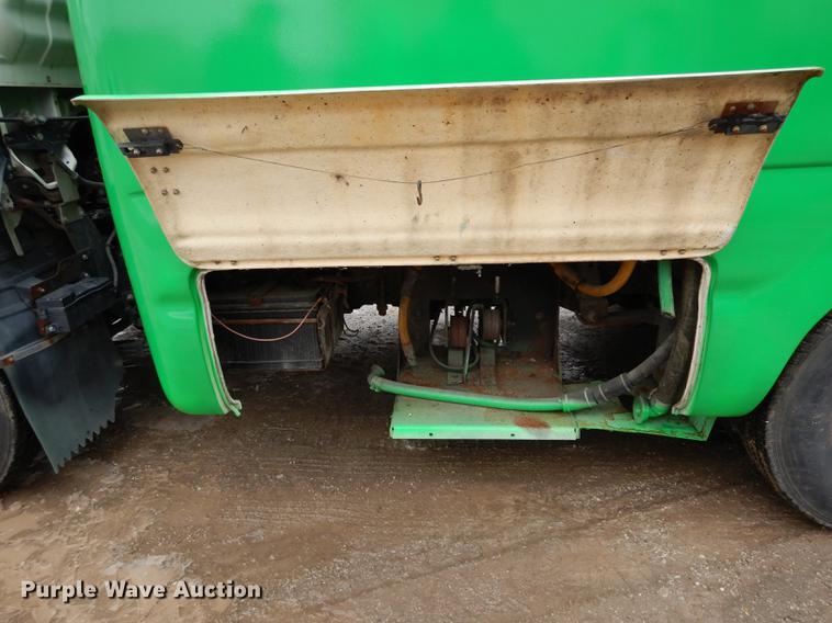 image for item DC8745 2004 Isuzu NPR box truck