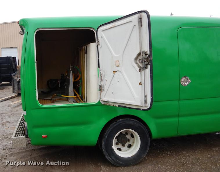 image for item DC8745 2004 Isuzu NPR box truck