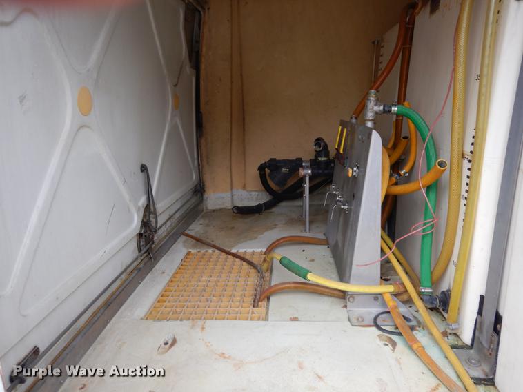 image for item DC8745 2004 Isuzu NPR box truck