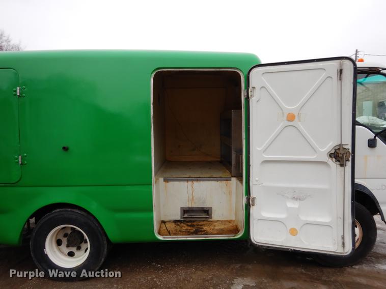 image for item DC8745 2004 Isuzu NPR box truck