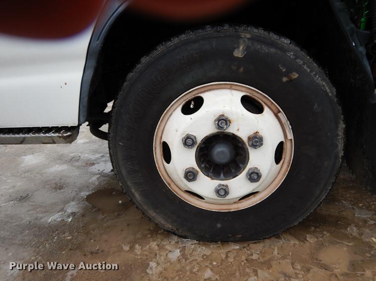 image for item DC8745 2004 Isuzu NPR box truck