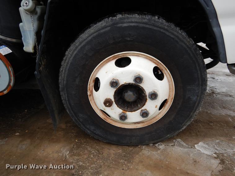 image for item DC8745 2004 Isuzu NPR box truck