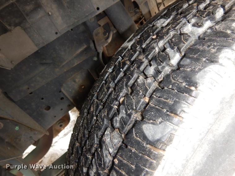 image for item DC8745 2004 Isuzu NPR box truck