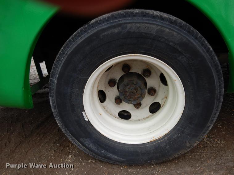 image for item DC8745 2004 Isuzu NPR box truck