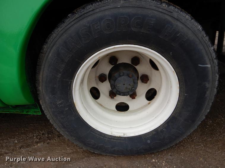 image for item DC8745 2004 Isuzu NPR box truck