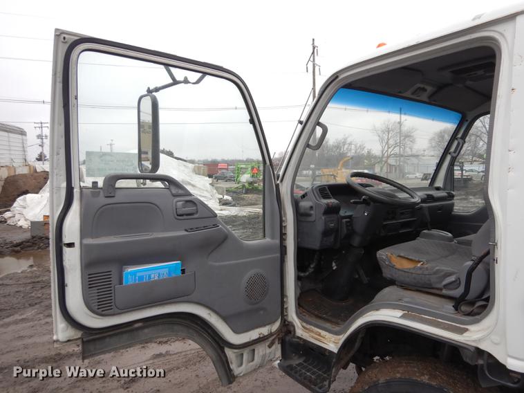 image for item DC8746 2007 Chevrolet W4500 truck cab and chassis