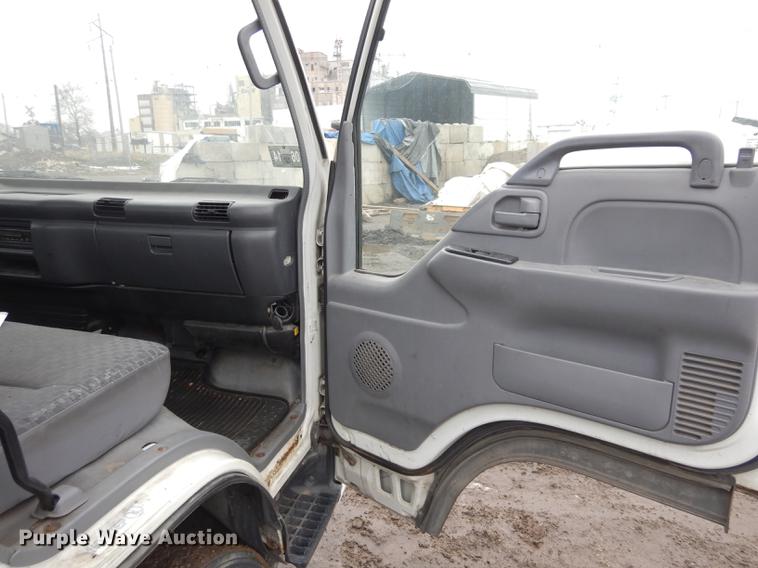 image for item DC8746 2007 Chevrolet W4500 truck cab and chassis