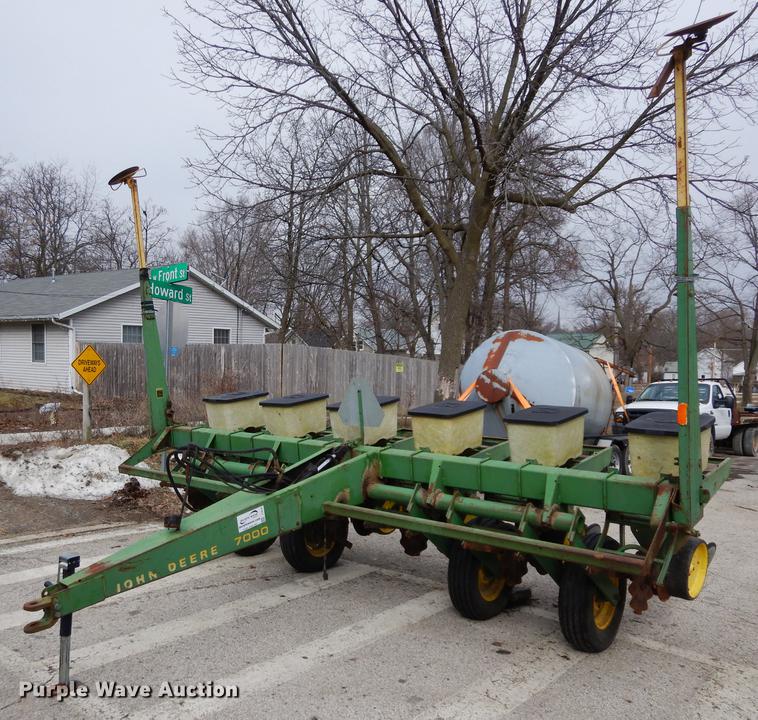 John Deere 7000 notill planter in Bloomington, IL Item DC8747 sold