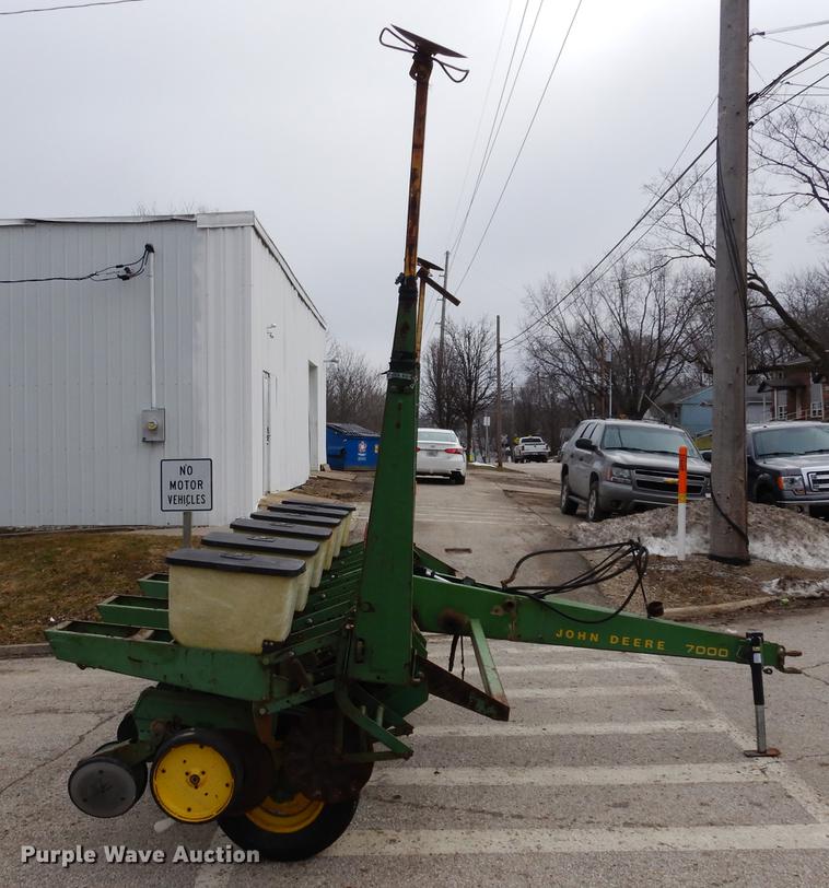 image for item DC8747 John Deere 7000 no-till planter