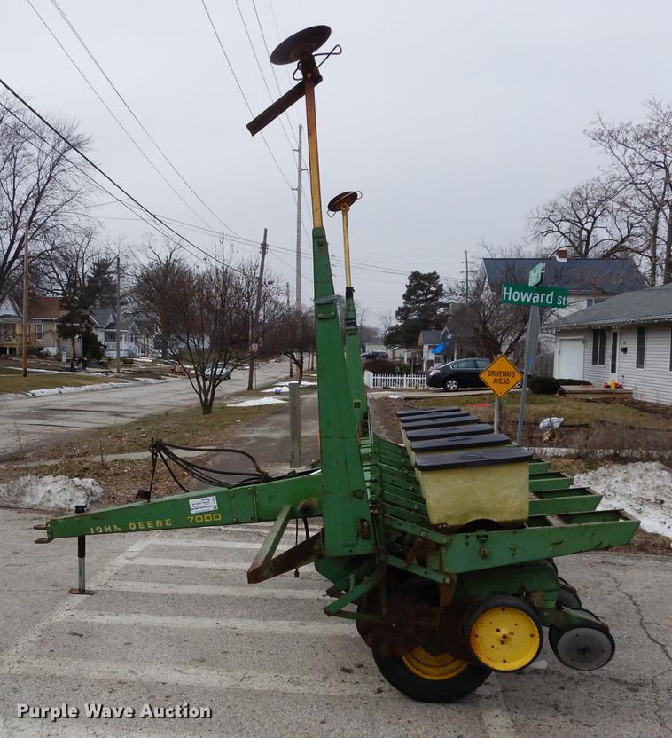 image for item DC8747 John Deere 7000 no-till planter