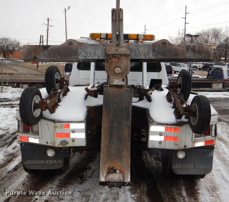 image for item DE0085 2006 Ford F450 Super Duty XLT tow truck