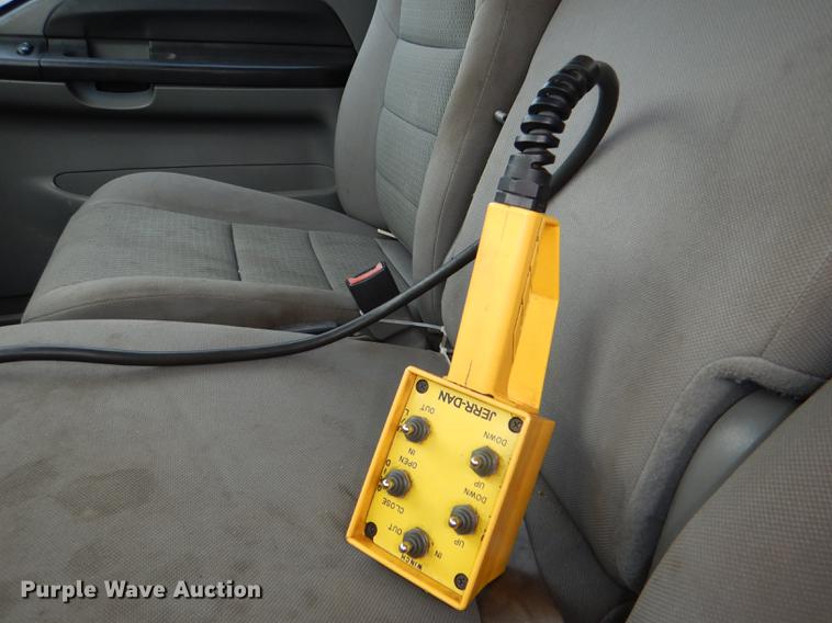 image for item DE0085 2006 Ford F450 Super Duty XLT tow truck