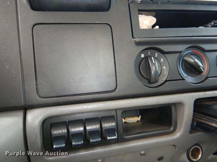 image for item DE0085 2006 Ford F450 Super Duty XLT tow truck