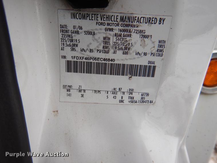 image for item DE0085 2006 Ford F450 Super Duty XLT tow truck