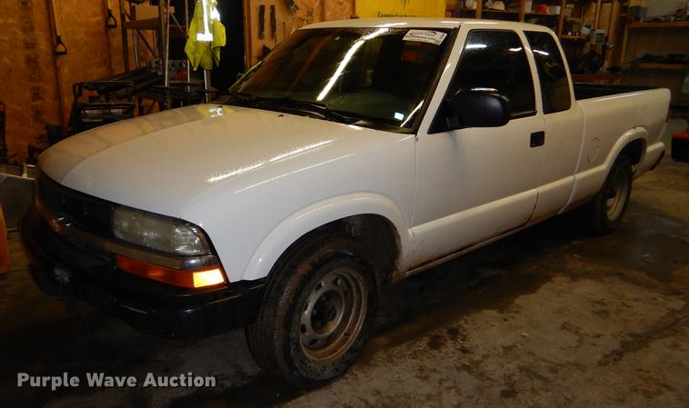 image for item DE0090 2003 Chevrolet S10 Ext. Cab pickup truck