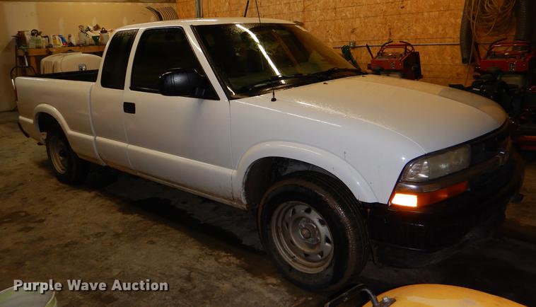image for item DE0090 2003 Chevrolet S10 Ext. Cab pickup truck