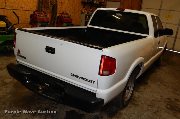 image for item DE0090 2003 Chevrolet S10 Ext. Cab pickup truck