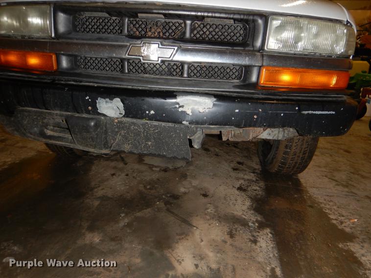 image for item DE0090 2003 Chevrolet S10 Ext. Cab pickup truck