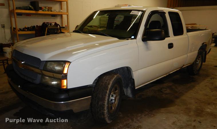 image for item DE0092 2004 Chevrolet Silverado 1500 Ext. Cab pickup truck