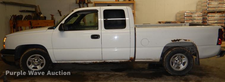 image for item DE0092 2004 Chevrolet Silverado 1500 Ext. Cab pickup truck