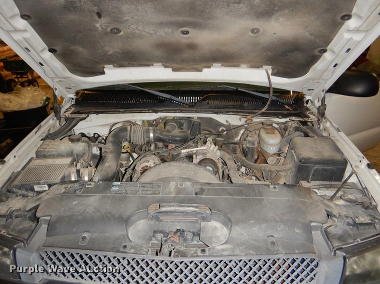 image for item DE0092 2004 Chevrolet Silverado 1500 Ext. Cab pickup truck