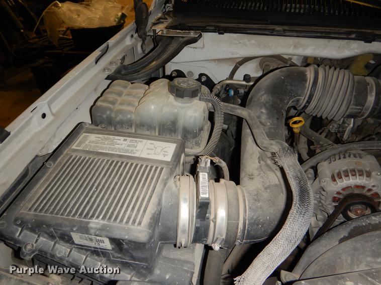 image for item DE0092 2004 Chevrolet Silverado 1500 Ext. Cab pickup truck