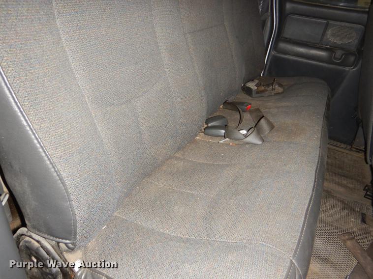 image for item DE0092 2004 Chevrolet Silverado 1500 Ext. Cab pickup truck