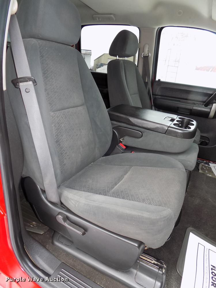 image for item DE7601 2007 Chevrolet Silverado 2500HD Crew Cab pickup truck