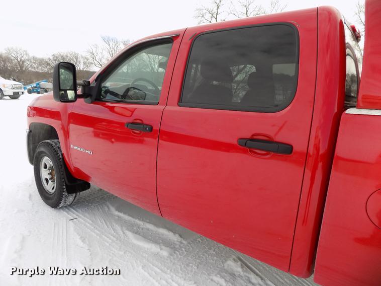 image for item DE7601 2007 Chevrolet Silverado 2500HD Crew Cab pickup truck