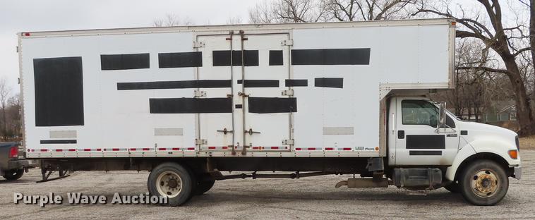 image for item DF1350 2000 Ford F650 Super Duty box truck