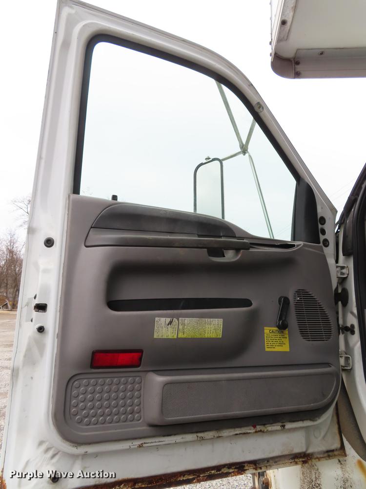 image for item DF1350 2000 Ford F650 Super Duty box truck