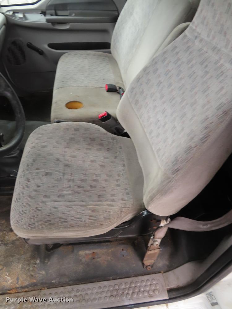 image for item DF1350 2000 Ford F650 Super Duty box truck