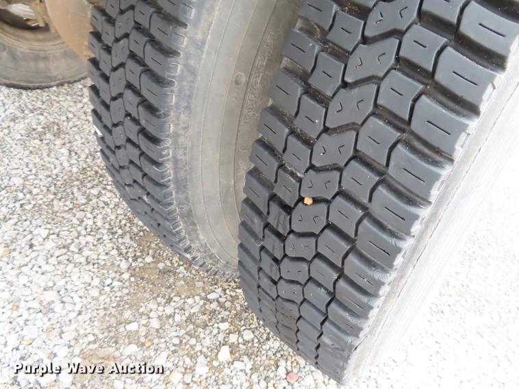 image for item DF1350 2000 Ford F650 Super Duty box truck