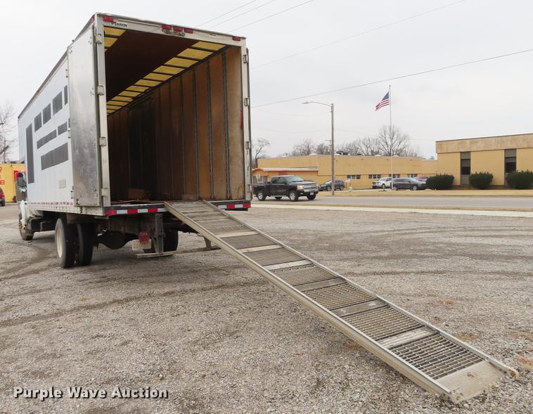 image for item DF1350 2000 Ford F650 Super Duty box truck