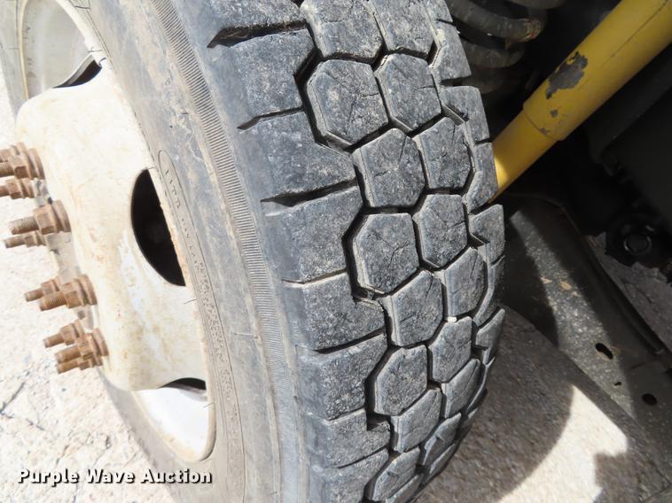 image for item DF1353 2011 Ford F550 Crew Cab flatbed truck