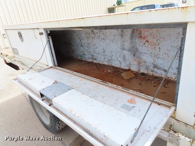 image for item DF1353 2011 Ford F550 Crew Cab flatbed truck