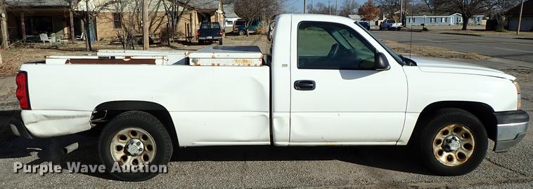 image for item DF8739 2005 Chevrolet Silverado 1500 pickup truck