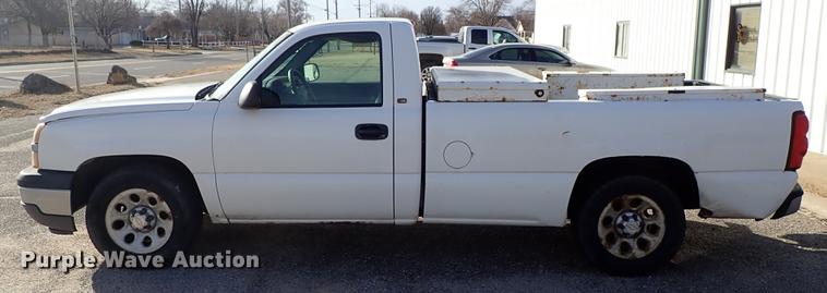 image for item DF8739 2005 Chevrolet Silverado 1500 pickup truck
