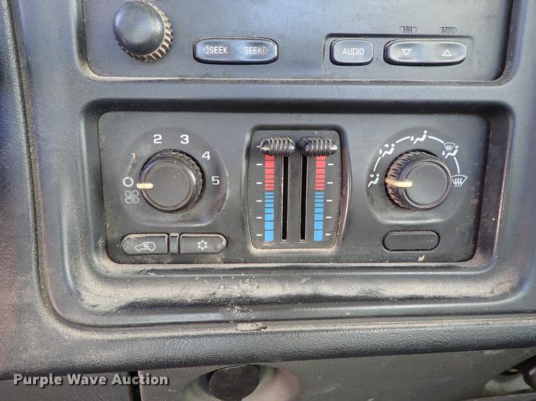 image for item DF8739 2005 Chevrolet Silverado 1500 pickup truck