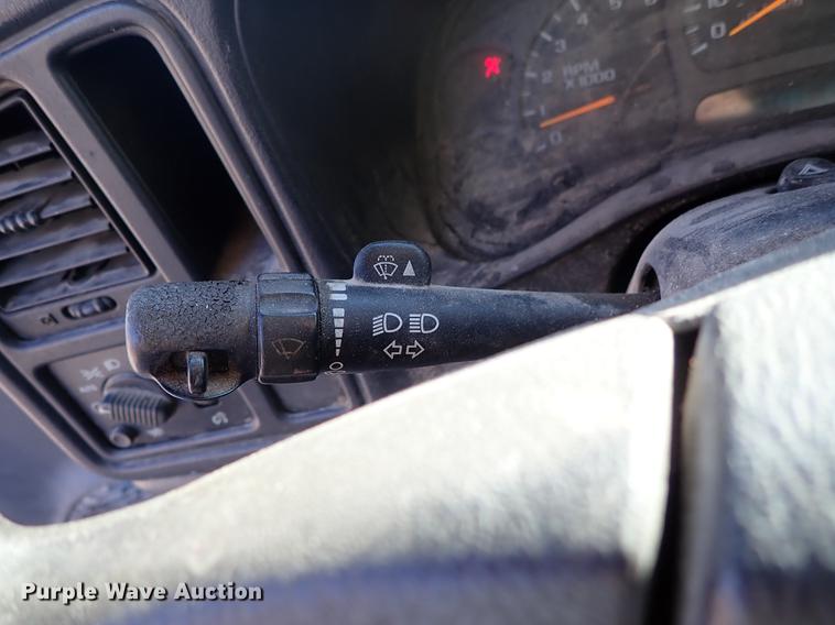 image for item DF8739 2005 Chevrolet Silverado 1500 pickup truck