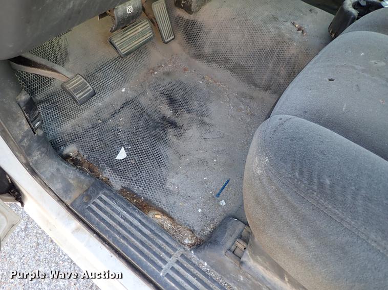 image for item DF8739 2005 Chevrolet Silverado 1500 pickup truck