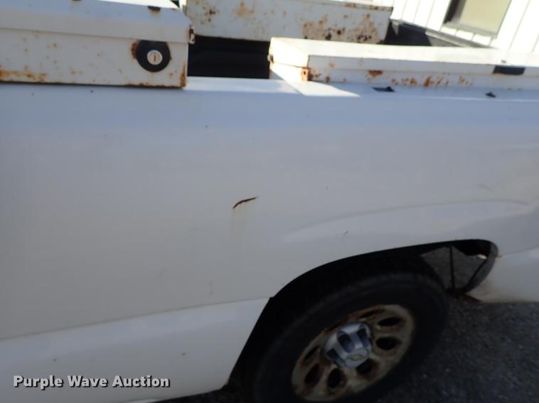 image for item DF8739 2005 Chevrolet Silverado 1500 pickup truck