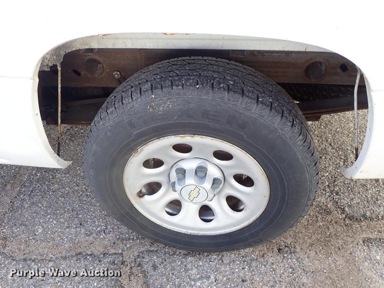 image for item DF8740 2005 Chevrolet Silverado 1500 pickup truck