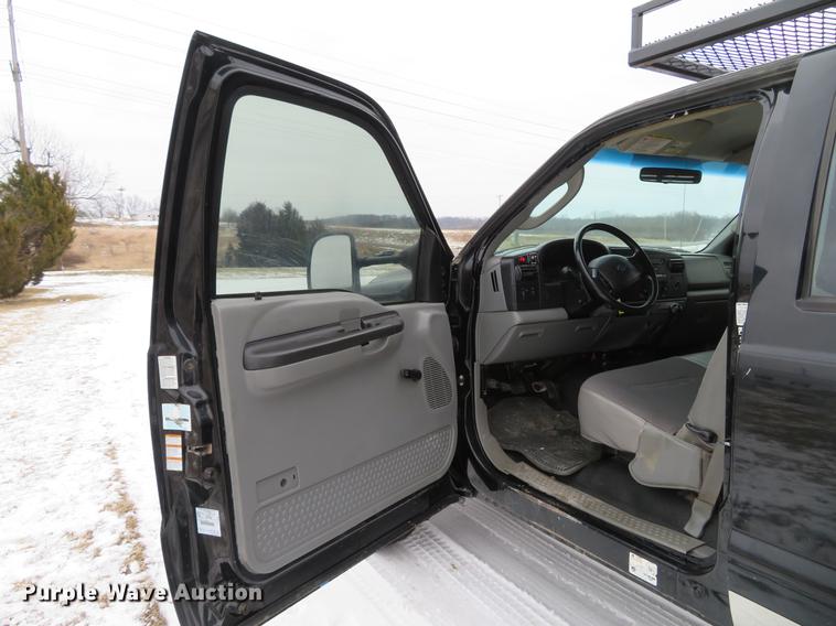 image for item DG3868 2006 Ford F450 Super Duty XL Crew Cab flatbed truck