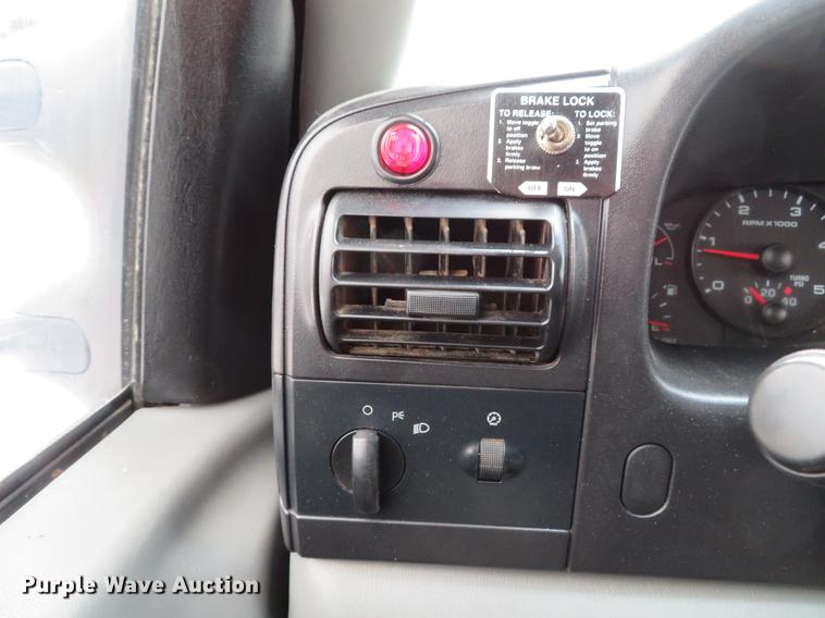 image for item DG3868 2006 Ford F450 Super Duty XL Crew Cab flatbed truck