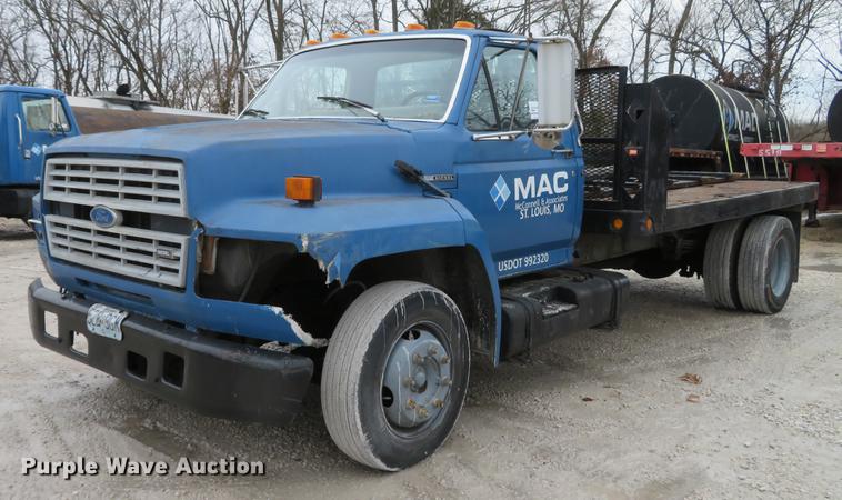 image for item DG3878 1993 Ford F700 flatbed truck